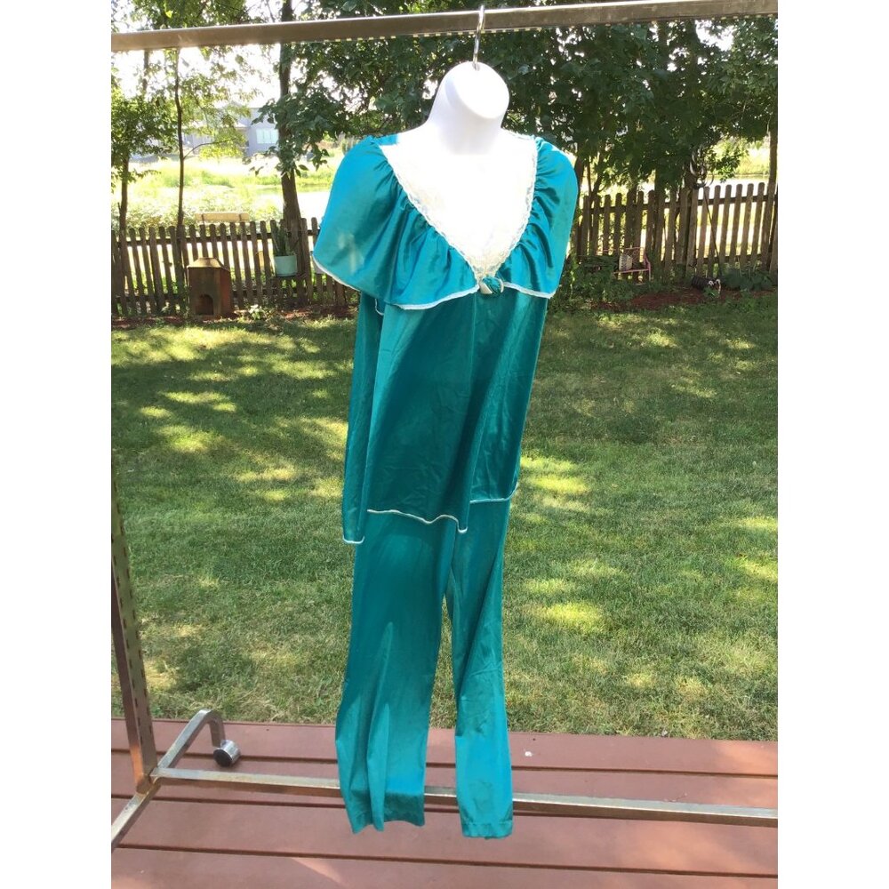 Vintage Vassarette Two-Piece Loungewear Set With Lace Trim S Vassarette Shiny Te